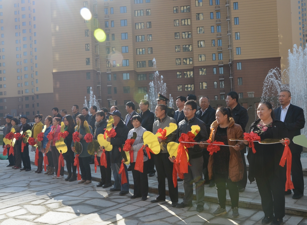 2013年10月25日，城發(fā)公司承建的呼市首個(gè)公租房小區(qū)——康居家園公租房交付使用。申請到公租房的百姓代表領(lǐng)了鑰匙。.JPG