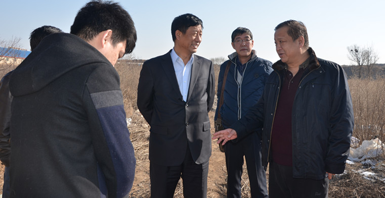實(shí)地察看車站北街的斷頭路。.jpg